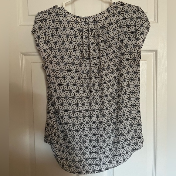 H&M Black and White Geometric Shirt - Picture 2 of 3